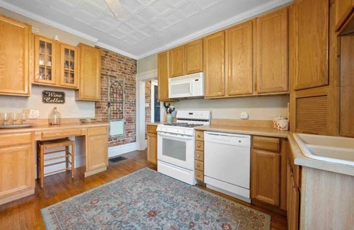 Downtown Columbus House | The Village Townhouse - 3 Bedrooms w/extra beds
