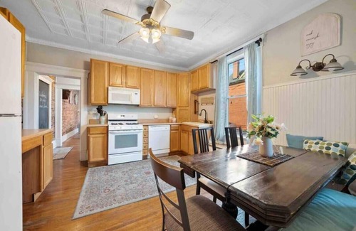 Downtown Columbus House | The Village Townhouse - 3 Bedrooms w/extra beds
