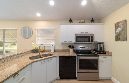 Del Mar House | The Villages! 2 Squares!-Pool access -Free Wifi-All Amenities-Shopping galore!