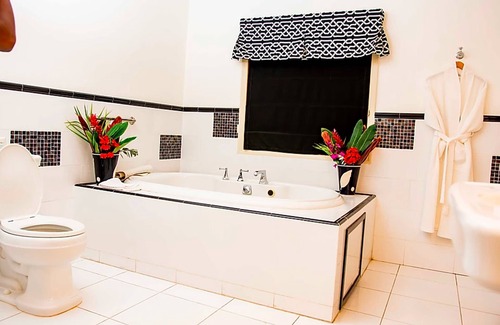 Runaway Bay Hotel | The Villas at Sunset Lane