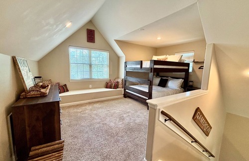New Ulm Resort | The Vine - Lovely "Lonestar Cottage" on Vineyard with Private Lake, Sleeps 6