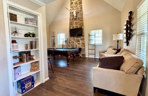 New Ulm Resort | The Vine - Lovely "Lonestar Cottage" on Vineyard with Private Lake, Sleeps 6