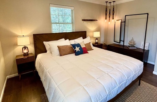 New Ulm Resort | The Vine - Lovely "Lonestar Cottage" on Vineyard with Private Lake, Sleeps 6