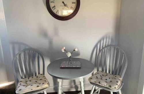 Hopton House | The Vineyard, 1 bedroom cottage with hot tub