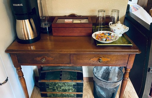 Grants Pass Cottage | The Vintage Cottage with riverfront access