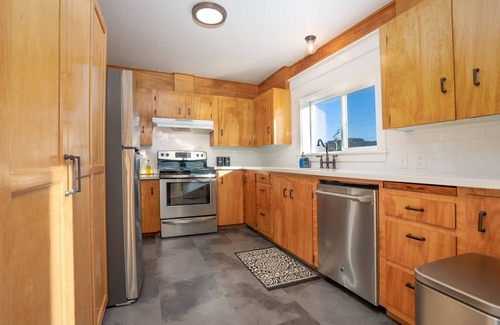 Forks Apartment | The Vintage Hideaway! Bright apartment, private yard and Starlink internet!