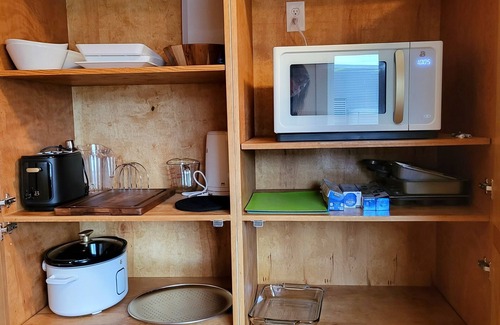 Forks Apartment | The Vintage Hideaway! Bright apartment, private yard and Starlink internet!