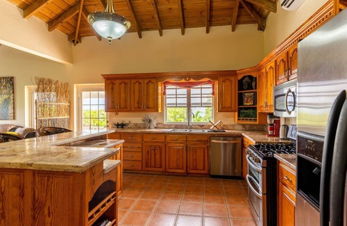 Charlestown Villa | The Vintage Sanctuary - 3 mins drive to the beach!