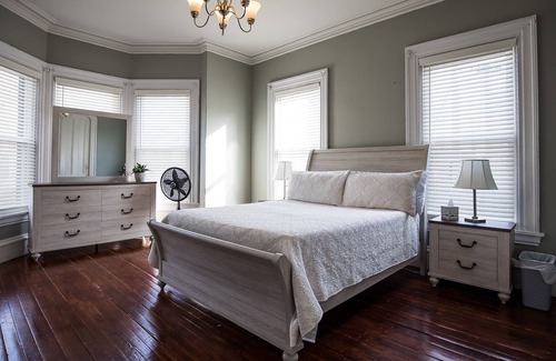 Providence Apartment | The Vintage Victorian - 3 Queen Beds / Large Rooms
