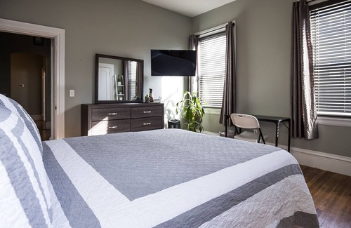 Providence Apartment | The Vintage Victorian - 3 Queen Beds / Large Rooms