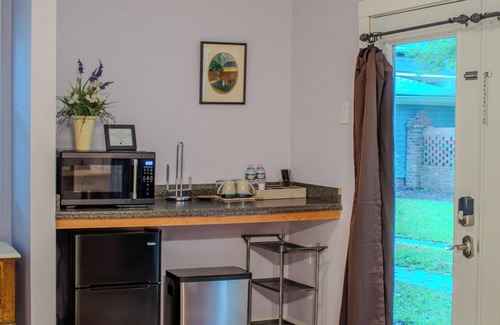 Clinton Cottage | The Violet Cottage - Downtown Clinton