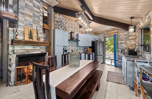 Oak Creek House | "THE VOC" an eclectic octagon house w a 360° lookout loft & RED ROCK views!