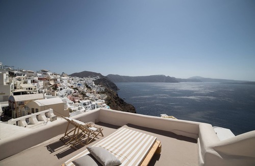 Kamari Apartment | THE VOLCANO CAVE HOUSE