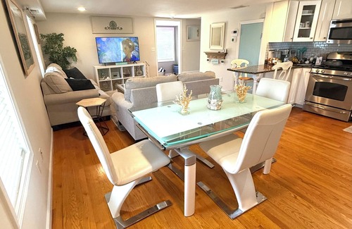 Devon House | The W – Coastal + Cozy - Walk to Beach + Tyde