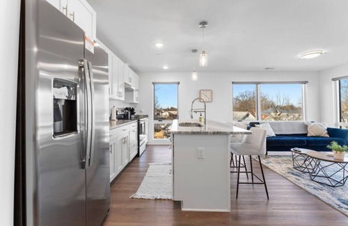 Wyandotte Apartment | The W Loft Spacious 2 Bed Private Pool and Gym