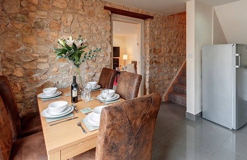 Kilmington House | The Wagon Shed Hills Farm Stays