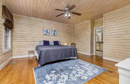 Florence House | The Wagon Wheel Cabin Hot Tub Sleeps 10 Spacious