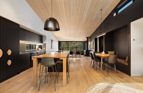 Arthur's Point Apartment | The Wanderlust- Luxurious Queenstown Retreat, views, Hot tub, free parking