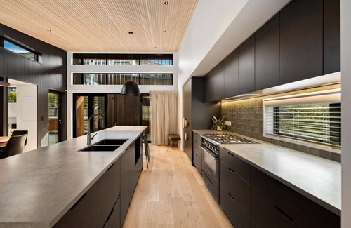 Arthur's Point Apartment | The Wanderlust- Luxurious Queenstown Retreat, views, Hot tub, free parking