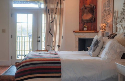 Round Top Bed & Breakfast | The Wanderlust Room - Wander Inn