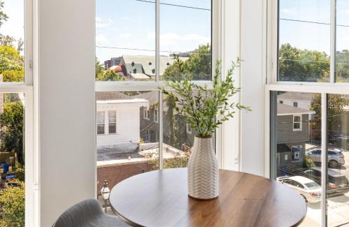 Cannonborough Elliotborough Apartment | The Wando Suite at 122 Spring