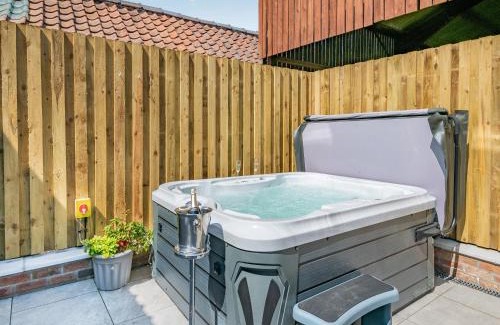 Arnold House | The Warren - Uk42858
