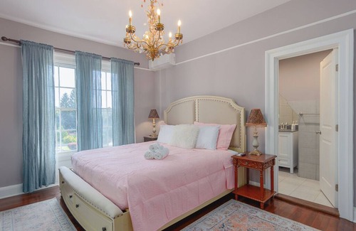 Warwick Hotel | The Warwick Inn Boutique Amity Room 3 an Hour from NYC