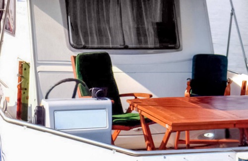 Meesiger Boat Rental | The water camper is simply and practically furnished.
