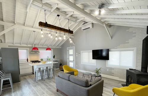 Frontenac House | The Water's Edge-A Modern Waterfront Cottage Rental