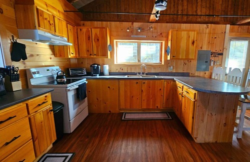 Hartland Cabin | The Water's Edge|Peaceful Lakeside Cabin