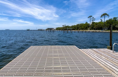 Gulf Breeze House | The Waterfront Escape - Private Dock, Gulf Breeze