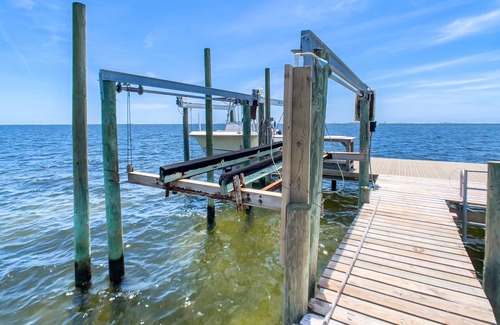 Gulf Breeze House | The Waterfront Escape - Private Dock, Gulf Breeze