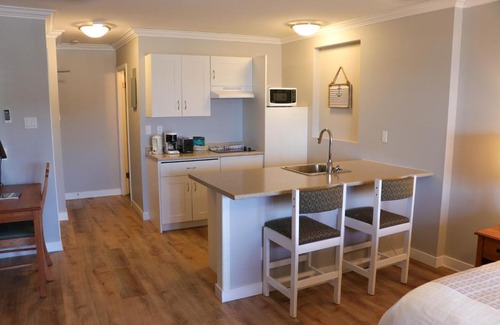 Regional District of Nanaimo Hotel | The Waterfront Suites and Marina