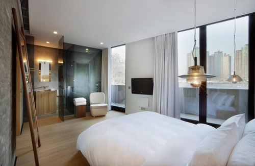 Shanghai Bed & Breakfast | The Waterhouse at South Bund Queen Room with River View