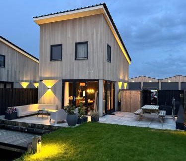 Heeg House | The Waterlodge Heeg - inclusief sloep tot eind oktober