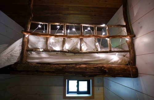 Utterson Cottage | The Water’s Edge ** Unique Muskoka Treehouse **
