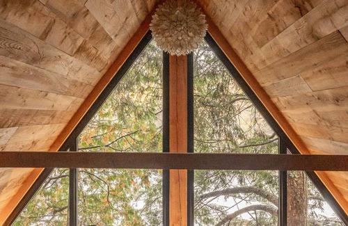 Utterson Apartment | The Water’s Edge * Unique Muskoka Treehouse *