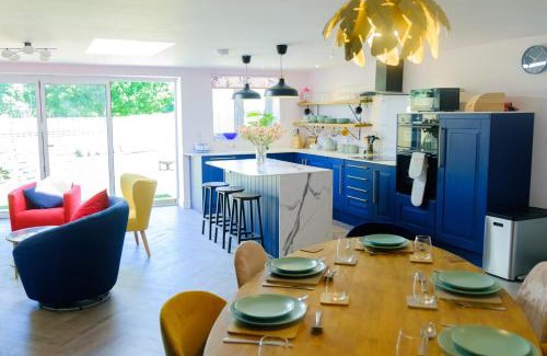 Pilning House | The Wave Cottage - 3 Bedroom with off road Parking for 3 Cars or Vans & EV point