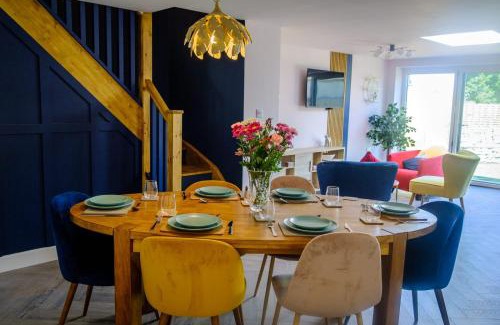 Pilning House | The Wave Cottage - 3 Bedroom with off road Parking for 3 Cars or Vans & EV point