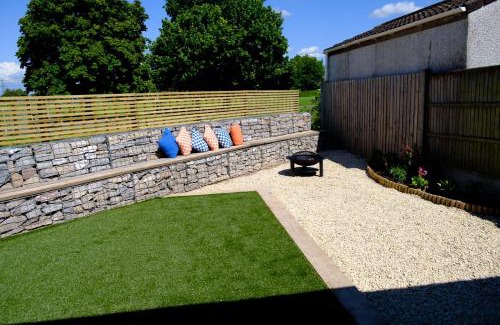 Pilning House | The Wave Cottage - 3 Bedroom with off road Parking for 3 Cars or Vans & EV point