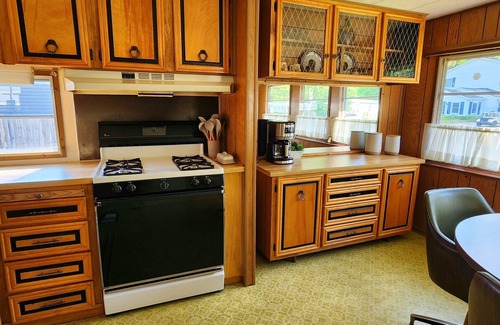 White Cloud House | The Way Back - Groovy 1970s Time Capsule – Retro Vibes, Modern Comfort!