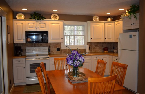 Lake Ann Cottage | The Wayberry Cottage-Beautiful Retreat-Close to Nature
