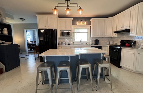 Milford House | The Weathervane Majestic home, Recent renovation, pool, 5 minutes to Dreams Park