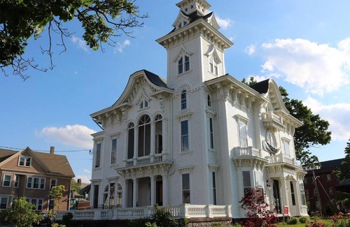 Federal Hill Bed & Breakfast | The Wedding Cake House