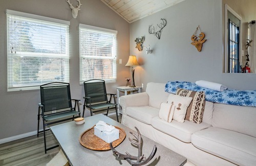Patton Cabin | The Wee Cabin - Modern studio style property with private hot tub and lake adjacent views!