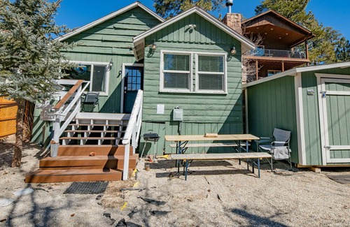 Patton Cabin | The Wee Cabin - Modern studio style property with private hot tub and lake adjacent views!