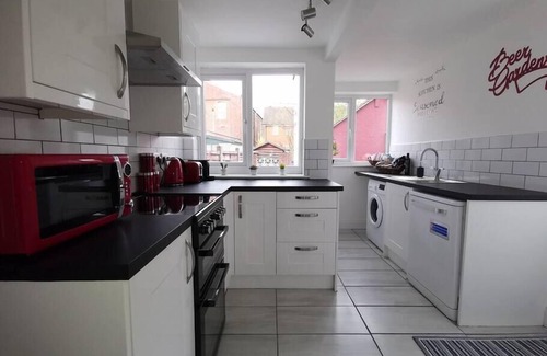 Burton on Trent House | The Wellington - A home for you (3 bedrooms, 1 sofa-bed, 2 bathrooms)