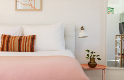 Tahquitz River Estates Hotel | The Wesley Suite 8 by AvantStay | Gorgeous Studio w/Kitchenette ❤