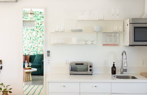 Tahquitz River Estates Hotel | The Wesley Suite 8 by AvantStay | Gorgeous Studio w/Kitchenette ❤