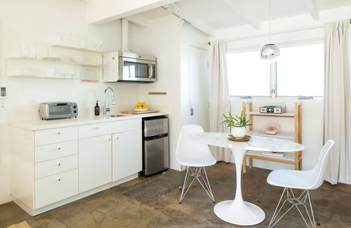 Tahquitz River Estates Hotel | The Wesley Suite 8 by AvantStay | Gorgeous Studio w/Kitchenette ❤